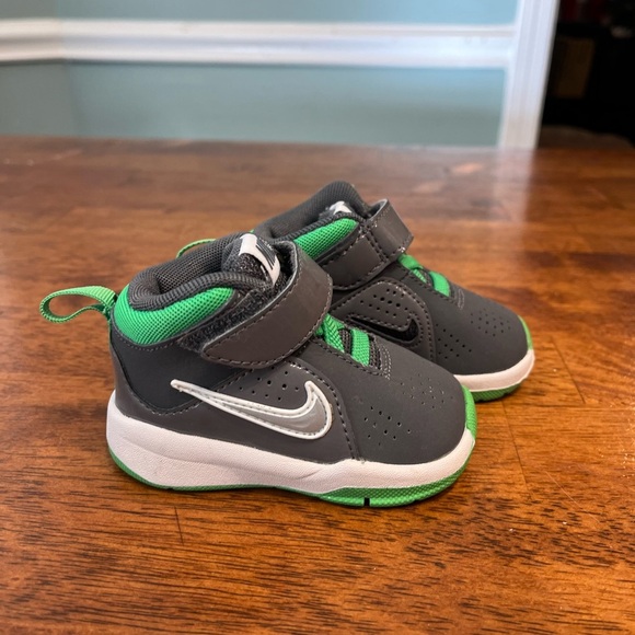 Nike Toddler Team Hustle D 6 Basketball Shoe US 3